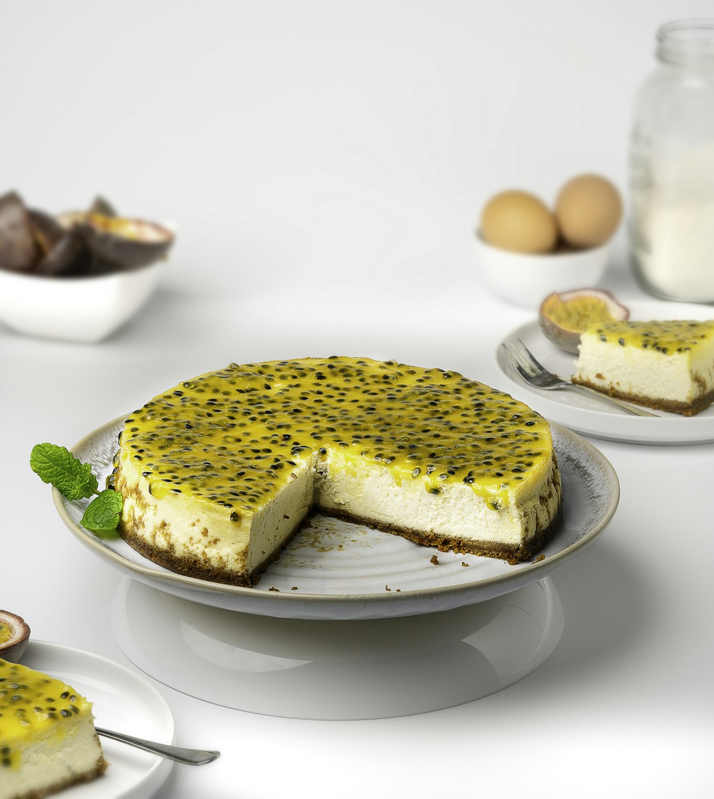Cheesecake cubierto de chinola con sus semillas